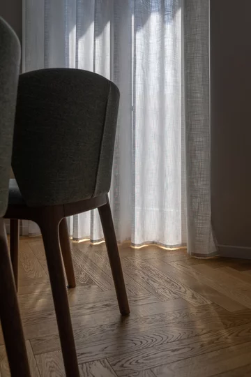 Mieszkanie w kamienicy urządzone w stylu minimalistycznym, projekt Marco Spinelli 