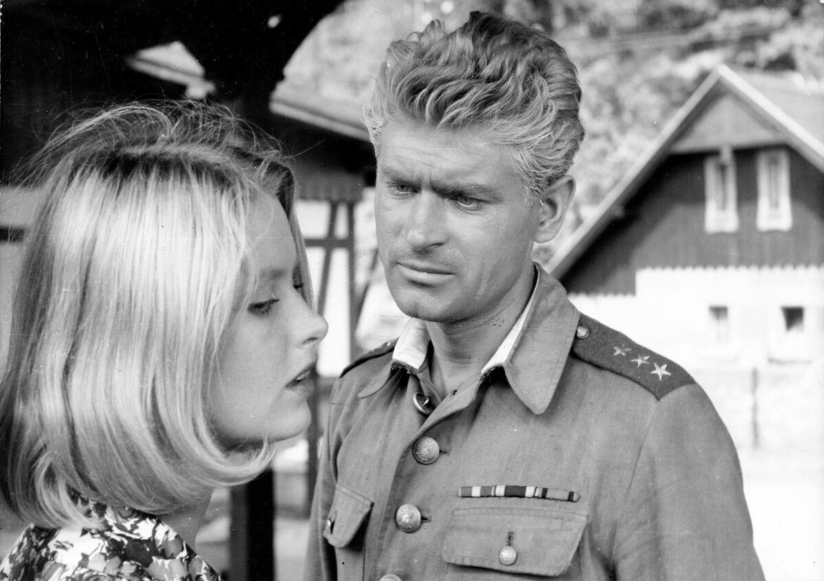 Kadr z filmu „Skąpani w ogniu” Film w reżyserii Jerzego Passendorfera z 1963 roku. Na zdjęciu Beata Tyszkiewicz i Stanisław Mikulski.