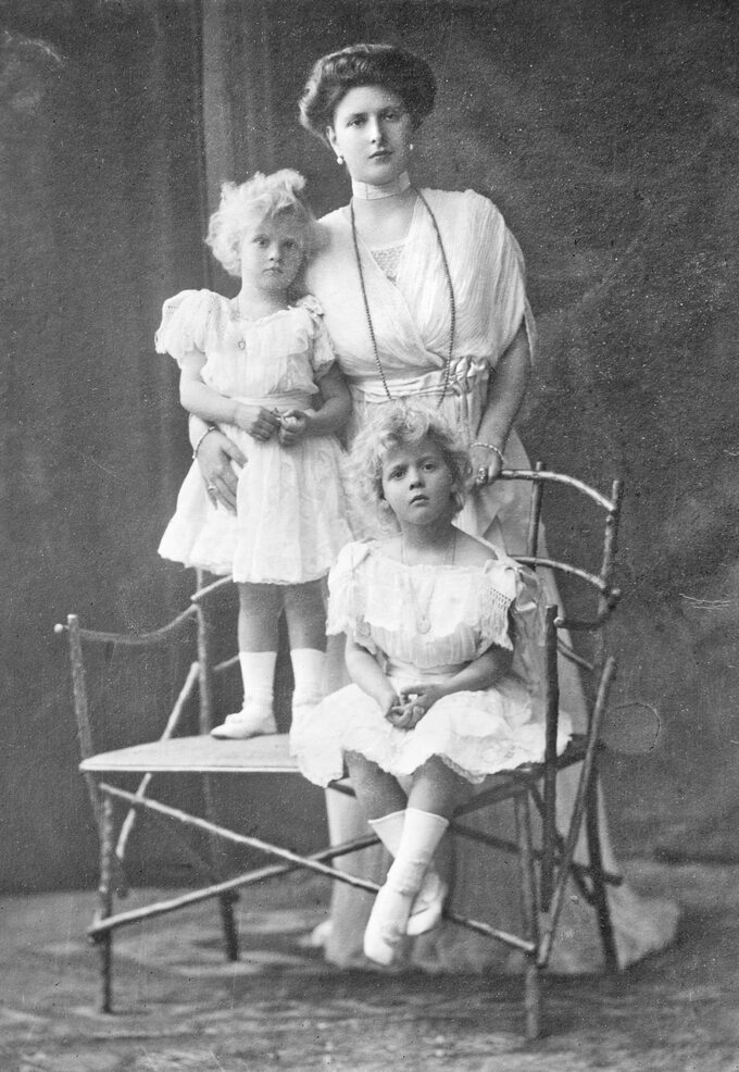 Księżna Alicja Battenberg z dwójką swoich dzieci, Małgorzatą i Teodorą
