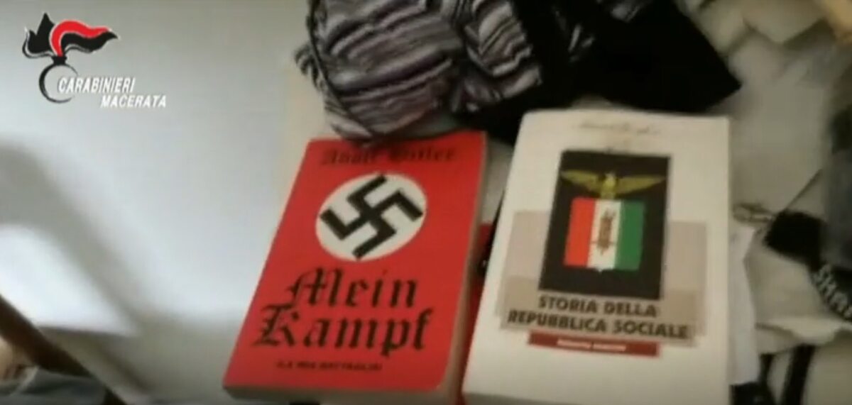 W domu 28-latka znaleziono m.in. egzemplarz "Mein Kampf" Adolfa Hitlera i flagę ze swastyką 