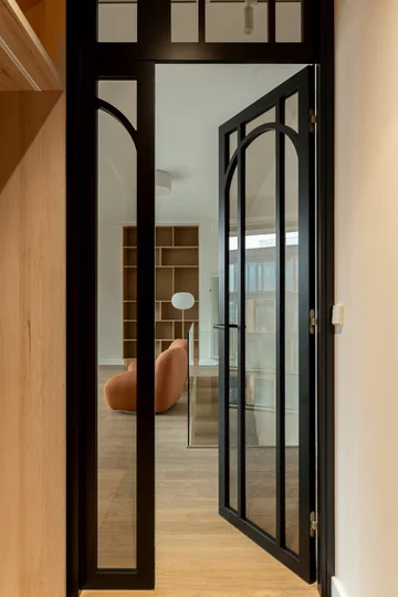 Apartament influencerki Pauliny Wojcińskiej na Powiślu – jasne wnętrze w stylu modern classic zaprojektowane przy współpracy z pracownią Decoroom 