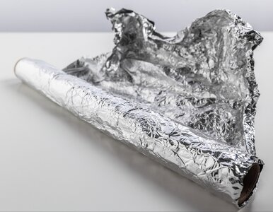 Miniatura: Zrób kulkę z folii aluminiowej i potrzyj...