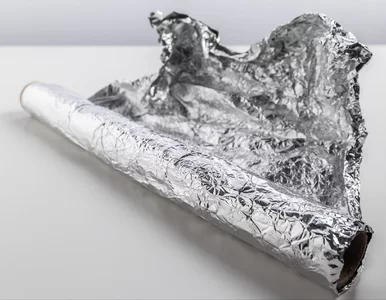 Miniatura: Zrób kulkę z folii aluminiowej i potrzyj...
