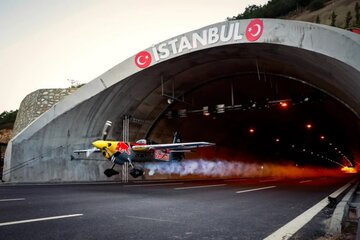 Przelot tunelem autostrady