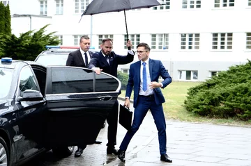 Marcin Bosak jako Premier 