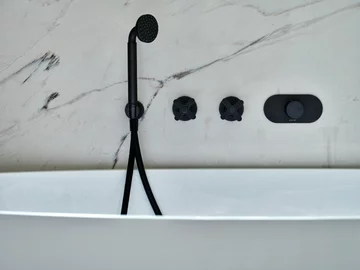 Apartament na Mokotowie zaprojektowany przez Agatę Kasprzyk-Olszewską z Loft Factory łączy codzienną funkcjonalność z francuską elegancją 