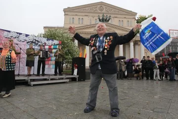 Jeden z weteranów II wojny światowej tańczący przed teatrem Bolszoj (fot. EPA/SERGEI ILNITSKY/PAP)