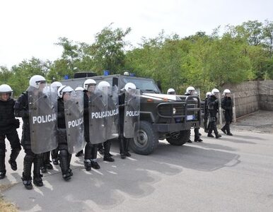 Miniatura: Polscy policjanci obrzucani koktajlami...