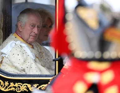 Miniatura: Camilla w białej sukni u boku Karola III....