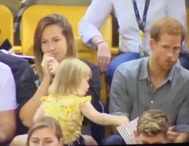 Miniatura: Dwulatka podbierała księciu Harry'emu...