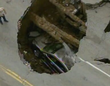 Miniatura: Samochód zapadł się pod ziemię