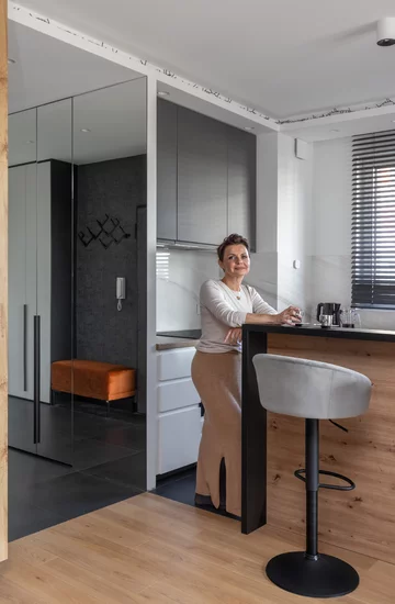 Mieszkanie zatopione w szarościach, projekt Anna Wilniewczyc 