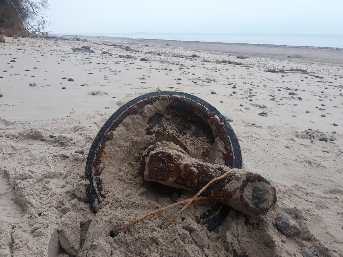 Fragment czołgu znaleziony na plaży 