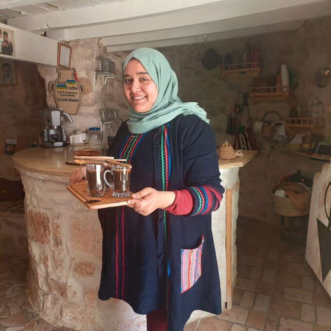 Berberyjka serwująca herbatę miętową z migdałami