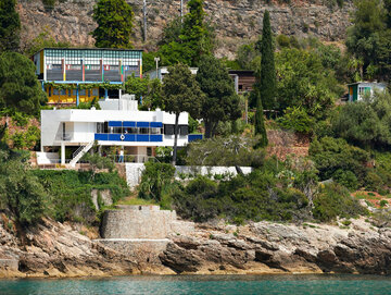 Dom E-1027 projektu Eileen Gray, nad nim pawilon Le&nbsp;Corbusiera