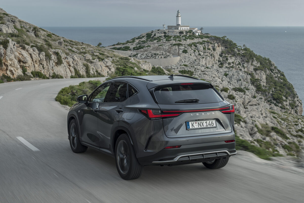 Nowy Lexus NX 450h+ 