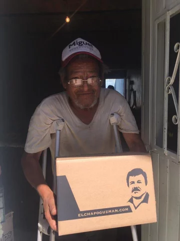 Osoba obdarowana przez współpracowników Alejandriny 