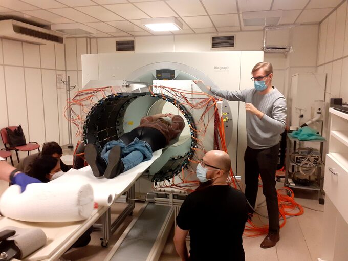 Instalacja przenośnego tomografu J-PET wokół pacjenta