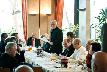 Obok przewodniczącego siedzą wydawca tygodnika "Wprost" Michał Lisiecki oraz syn Stefana Kisielewskiego - Jerzy (fot. Marcin Kaliński)