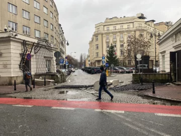 Zniszczona brama Kancelarii Prezydenta RP 