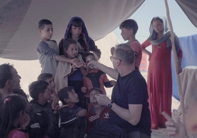 Miniatura: „Danger Zone”: Jeden z turystów wojennych...