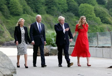 Joe i Jill Bidenowie oraz Boris Johnson z żoną 