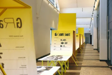 „GEN.100 – gdyński kod wspólnoty” w Muzeum Emigracji w Gdyni. Jubileuszowa wystawa łączy historię 21 dzielnic, biografie mieszkańców i opowieść o miejskiej przyrodzie 