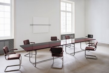 Nowe modele kolekcji JS . THONET pokazują, jak Jil Sander interpretuje ikony Bauhausu, łącząc klasyczne projekty Thoneta z&nbsp;minimalistycznym podejściem do&nbsp;materiał&oacute;w i&nbsp;detalu