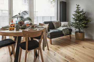 Dom z kobaltową sofą 