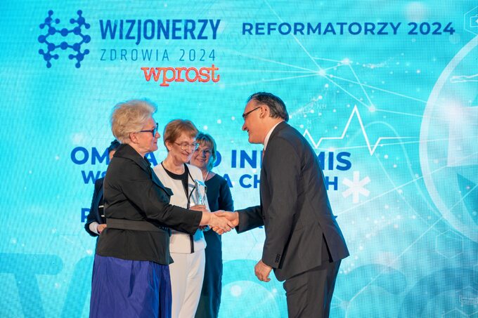 Prof. Konrad Rejdak odbiera nagrodę Omnia Pro Infirmis: Wszystko dla Chorych
