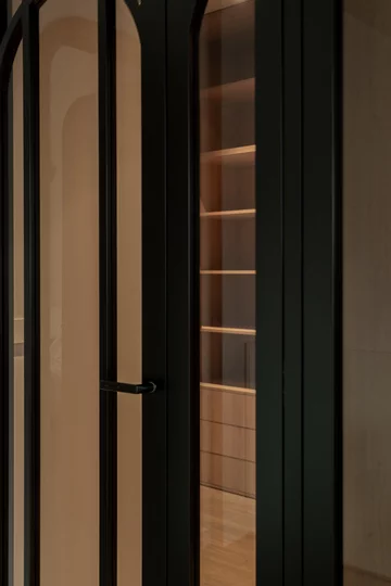 Apartament influencerki Pauliny Wojcińskiej na Powiślu – jasne wnętrze w stylu modern classic zaprojektowane przy współpracy z pracownią Decoroom 