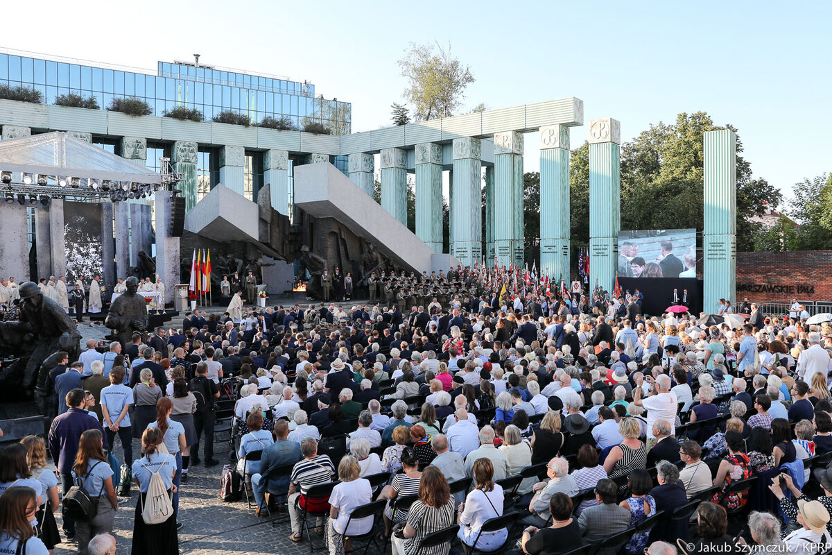 W przeddzień 75. rocznicy wybuchu Powstania Warszawskiego oddano hołd Bohaterom przed pomnikiem Powstania 
