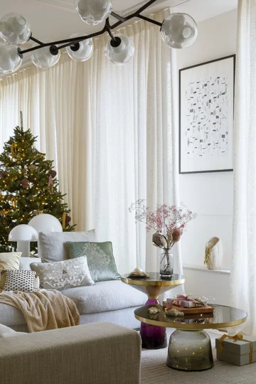 Świąteczny nastrój zaczyna się od architektury wnętrza – dobrze zaprojektowany dom pozwala celebrować Boże Narodzenie wszystkimi zmysłami, bez pośpiechu i bez kompromisów, projekt: Hola Design 