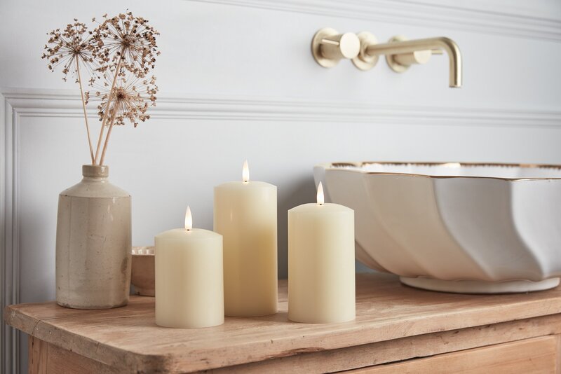 Drewno, ozdobna ceramika i świece budują nastrój w łazience