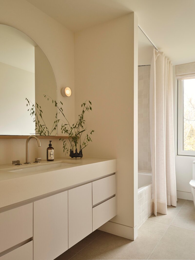 Nowoczesny dom nad wodą, w&nbsp;kt&oacute;rym naturalne materiały, światło i&nbsp;widok na&nbsp;wodę tworzą przestrzeń zaprojektowaną na&nbsp;pokolenia, projekt &Pierre