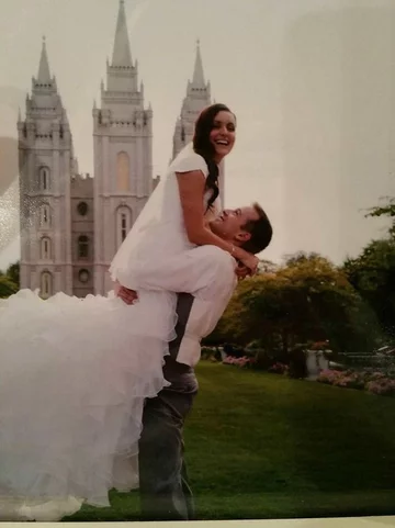 Wygląda jakby panna młoda trzymała nogi na ramionach męża. Czy to na pewno jej nogi?