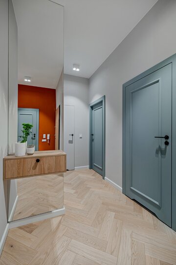 Projekt mieszkania na warszawskim Mokotowie autorstwa Deer Design to przykład spójnej aranżacji, w której funkcjonalność, kolor i jakość wykonania tworzą harmonijną, dopracowaną w każdym detalu przestrzeń do życia 