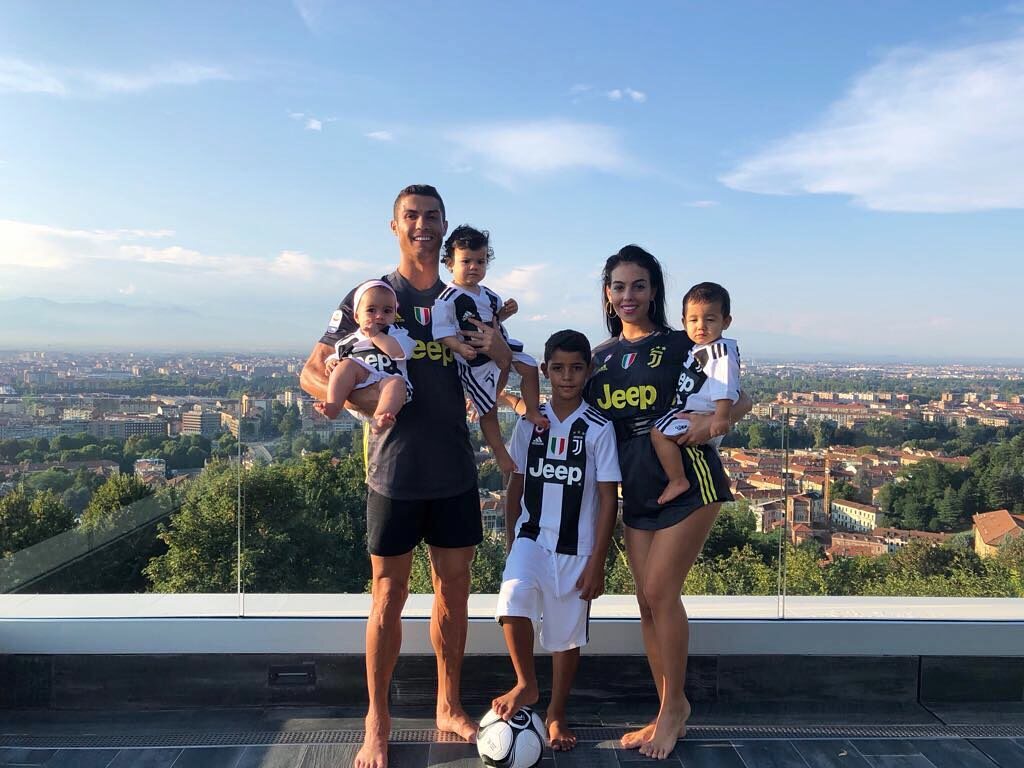 Cristiano Ronaldo z narzeczoną Georginą i dziećmi 