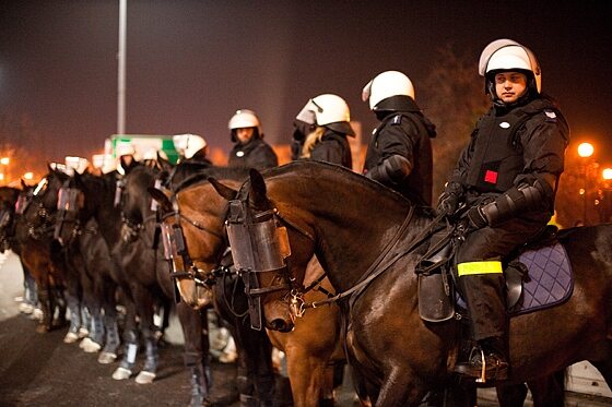 Na ulicach stolicy nie zabrakło konnych oddziałów policji (fot. Jakub Czermiński)