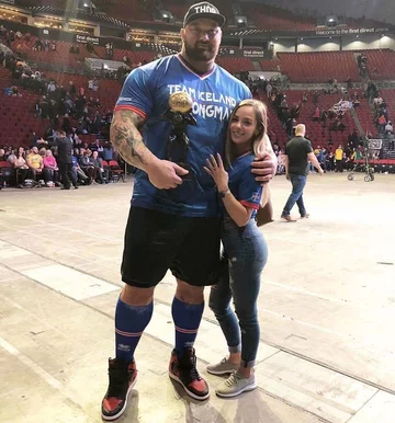 Hafþór Júlíus Björnsson i Kelsey Henson 