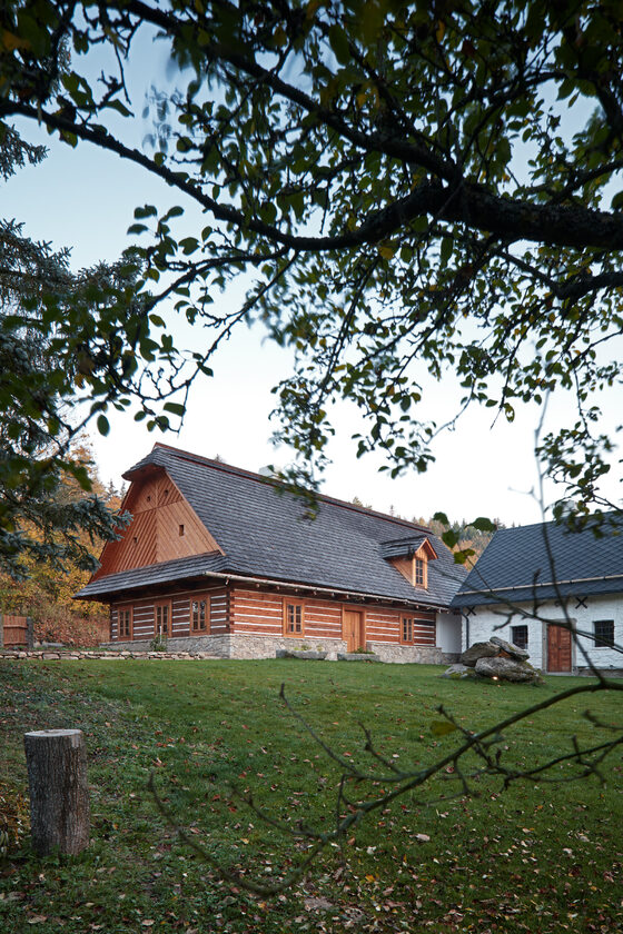 Dom w stodole, projekt Lenka Míková Linka, dom na wsi, jelenie, dwa domy, Lenka Míková