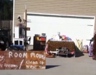 Miniatura: Wystawił pokój córki na ulicę, bo nie...