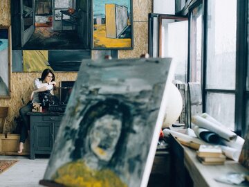 Dziewczyna siedząca w galerii, zdjęcie ilustracyjne