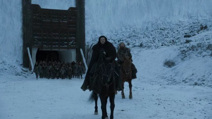 Kadr z „Gry o tron”. Jon i Tormund wychodzą za Mur