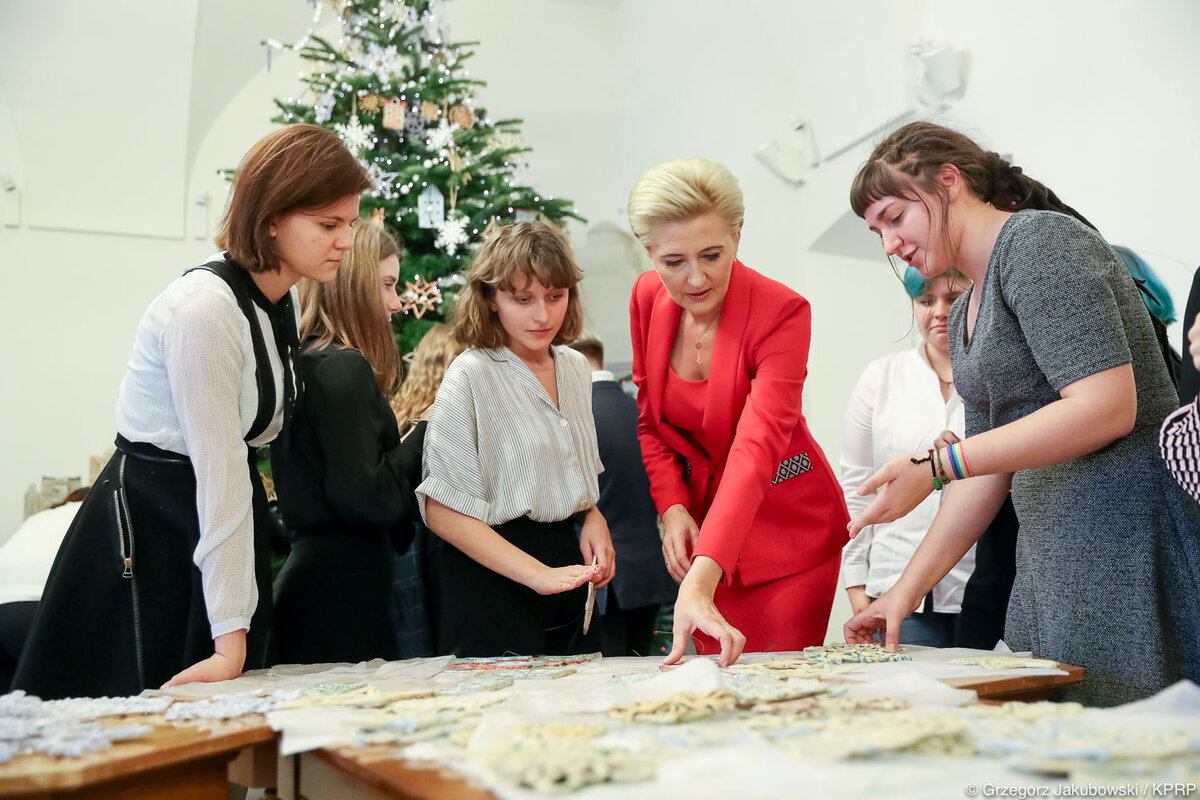 W Pałacu Prezydenckim jest już choinka. Ozdabiała ją m.in. Agata Kornhauser-Duda 