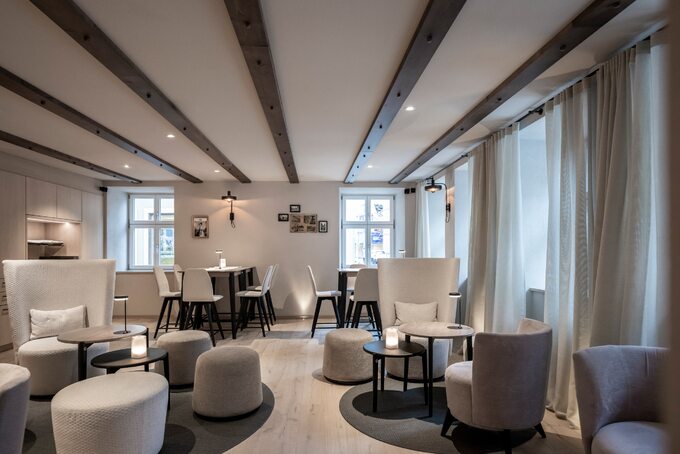 Hotel Golden Rose, projekt noa*. Mimo że to hotel, to podobne zabiegi aranżacyjne możemy również zastosować we wnętrzach domów i poddaszy w kamienicach. Mowa tu przede wszystkim o wyeksponowaniu belek konstrukcyjnych i więźby dachowej.