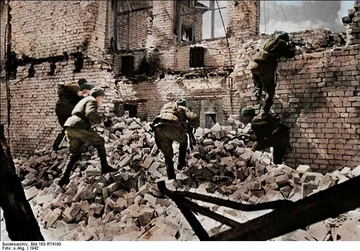 Żołnierze Armii Czerwonej walczą wśród ruin Stalingradu (1942 r.) 