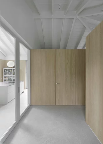Dom dla seniorów. Mieszkają na jednej działce z dziećmi i wnukami. Projekt i29 architects 