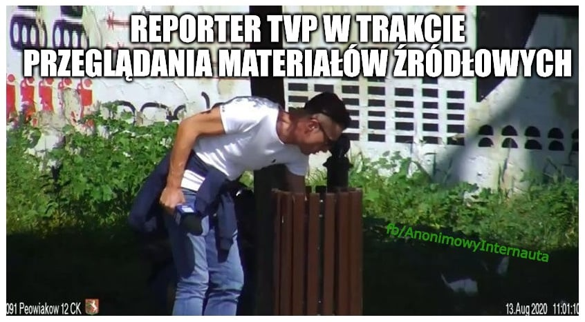 Na potrzeby fake newsa pracownik TVP wyciągał śmieci z kosza. Internauci tworzą memy 
