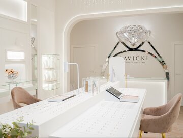 Salon SAVICKI został zaprojektowany z&nbsp;myślą o&nbsp;komforcie i&nbsp;emocjach klient&oacute;w. Ciepłe materiały, stonowana kolorystyka oraz&nbsp;starannie zaplanowane oświetlenie tworzą przestrzeń bardziej przypominającą elegancki salon spotkań niż&nbsp;tradycyjny sklep jubilerski